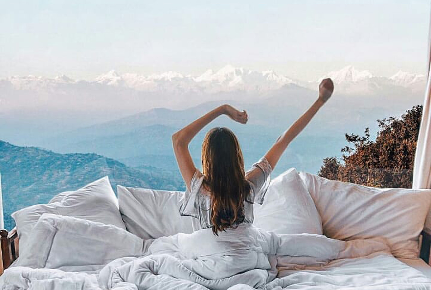 Девушка уткнулась в подушку. Ранний подъем утром. Человек потягивается. Просыпаемся потягиваемся и вперед. Утро в постели.